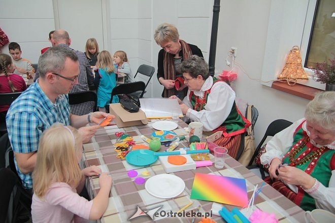 „Idą święta – czas stroić choinkę” - rodzinne warsztaty w ostrołęckim muzeum [06.12.2015] - zdjęcie #38 - eOstroleka.pl