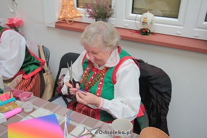 „Idą święta – czas stroić choinkę” - rodzinne warsztaty w ostrołęckim muzeum [06.12.2015] - zdjęcie #41 - eOstroleka.pl
