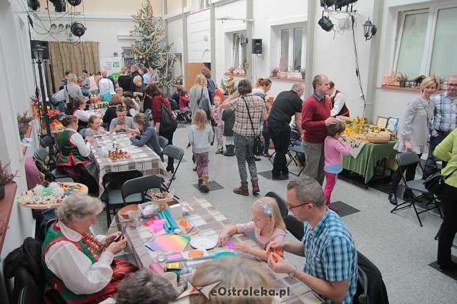 „Idą święta – czas stroić choinkę” - rodzinne warsztaty w ostrołęckim muzeum [06.12.2015] - zdjęcie #38 - eOstroleka.pl