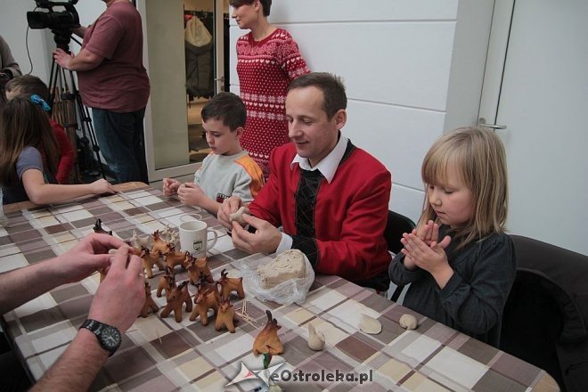 „Idą święta – czas stroić choinkę” - rodzinne warsztaty w ostrołęckim muzeum [06.12.2015] - zdjęcie #37 - eOstroleka.pl