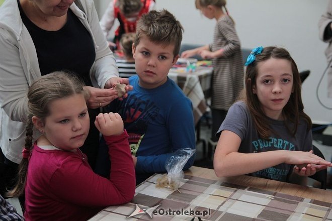 „Idą święta – czas stroić choinkę” - rodzinne warsztaty w ostrołęckim muzeum [06.12.2015] - zdjęcie #35 - eOstroleka.pl