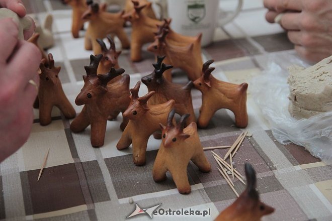 „Idą święta – czas stroić choinkę” - rodzinne warsztaty w ostrołęckim muzeum [06.12.2015] - zdjęcie #48 - eOstroleka.pl