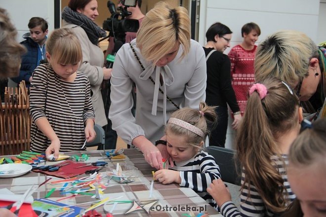 „Idą święta – czas stroić choinkę” - rodzinne warsztaty w ostrołęckim muzeum [06.12.2015] - zdjęcie #32 - eOstroleka.pl