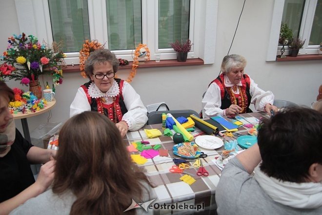 „Idą święta – czas stroić choinkę” - rodzinne warsztaty w ostrołęckim muzeum [06.12.2015] - zdjęcie #51 - eOstroleka.pl