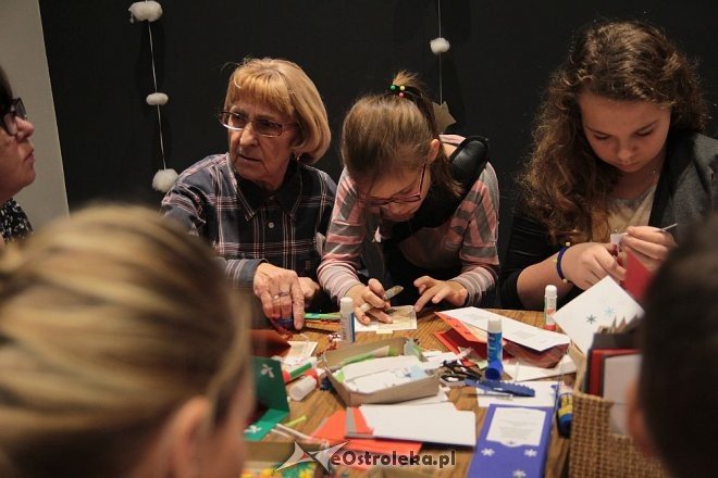 „Idą święta – czas stroić choinkę” - rodzinne warsztaty w ostrołęckim muzeum [06.12.2015] - zdjęcie #21 - eOstroleka.pl