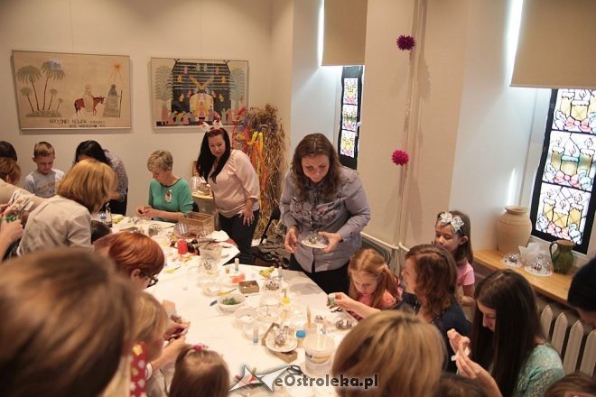 „Idą święta – czas stroić choinkę” - rodzinne warsztaty w ostrołęckim muzeum [06.12.2015] - zdjęcie #19 - eOstroleka.pl