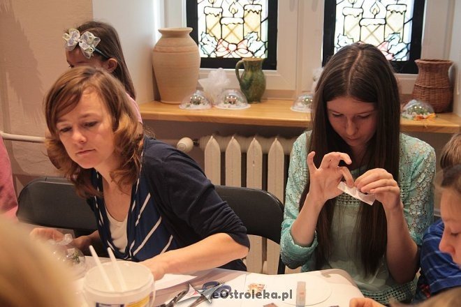 „Idą święta – czas stroić choinkę” - rodzinne warsztaty w ostrołęckim muzeum [06.12.2015] - zdjęcie #16 - eOstroleka.pl