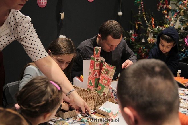 „Idą święta – czas stroić choinkę” - rodzinne warsztaty w ostrołęckim muzeum [06.12.2015] - zdjęcie #14 - eOstroleka.pl
