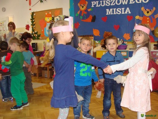 Światowy Dzień Pluszowego Misia w Przedszkolu w Dylewie [09.12.2015] - zdjęcie #29 - eOstroleka.pl