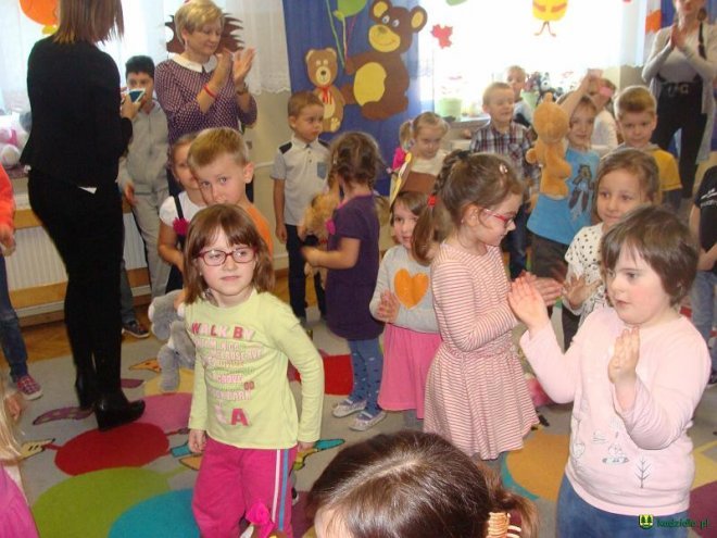 Światowy Dzień Pluszowego Misia w Przedszkolu w Dylewie [09.12.2015] - zdjęcie #30 - eOstroleka.pl