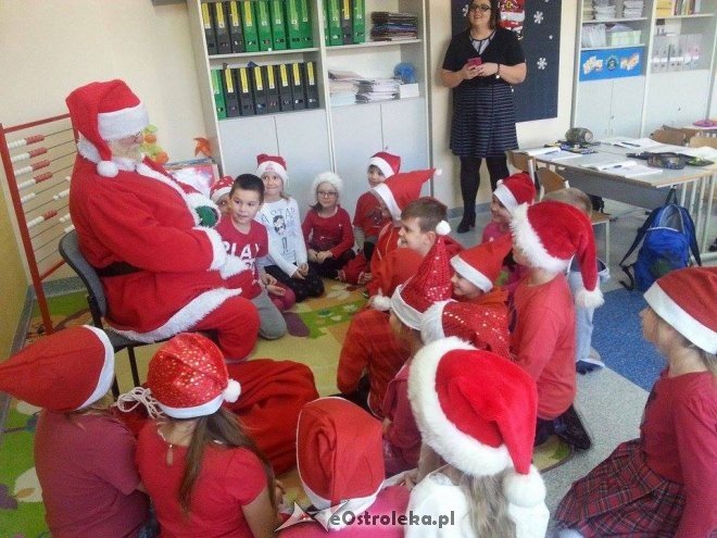 Mikołaj w Szkole Podstawowej nr 10 w Ostrołęce [09.12.2015] - zdjęcie #45 - eOstroleka.pl