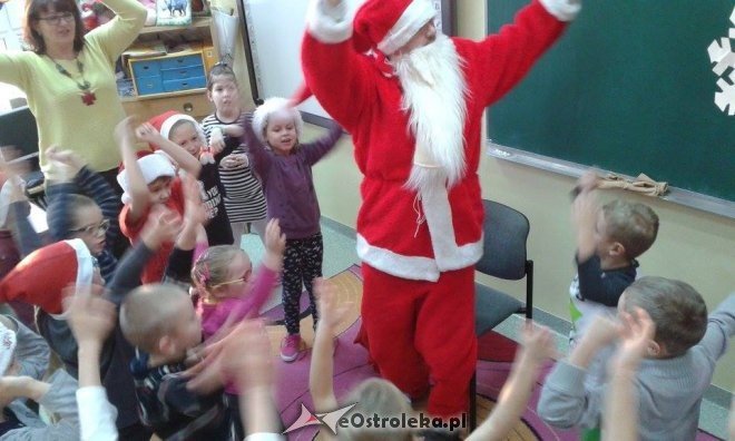 Mikołaj w Szkole Podstawowej nr 10 w Ostrołęce [09.12.2015] - zdjęcie #15 - eOstroleka.pl