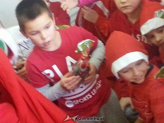 Mikołaj w Szkole Podstawowej nr 10 w Ostrołęce [09.12.2015] - zdjęcie #17 - eOstroleka.pl