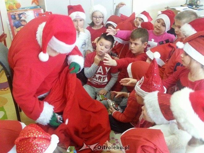 Mikołaj w Szkole Podstawowej nr 10 w Ostrołęce [09.12.2015] - zdjęcie #19 - eOstroleka.pl