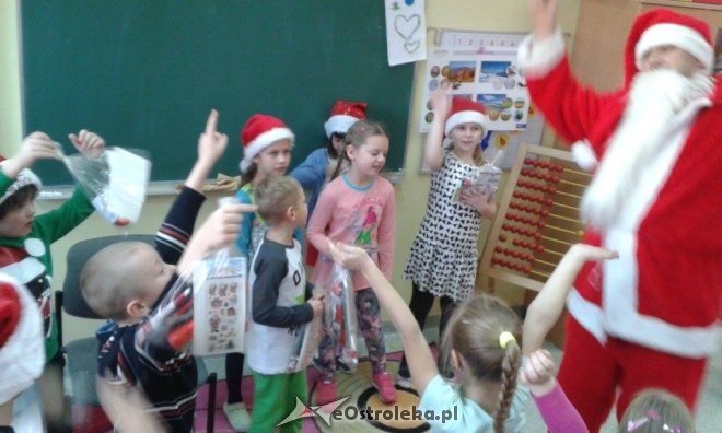 Mikołaj w Szkole Podstawowej nr 10 w Ostrołęce [09.12.2015] - zdjęcie #17 - eOstroleka.pl