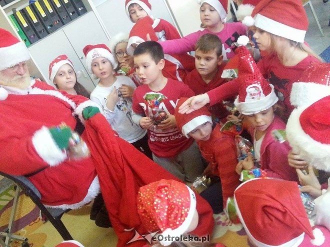 Mikołaj w Szkole Podstawowej nr 10 w Ostrołęce [09.12.2015] - zdjęcie #11 - eOstroleka.pl