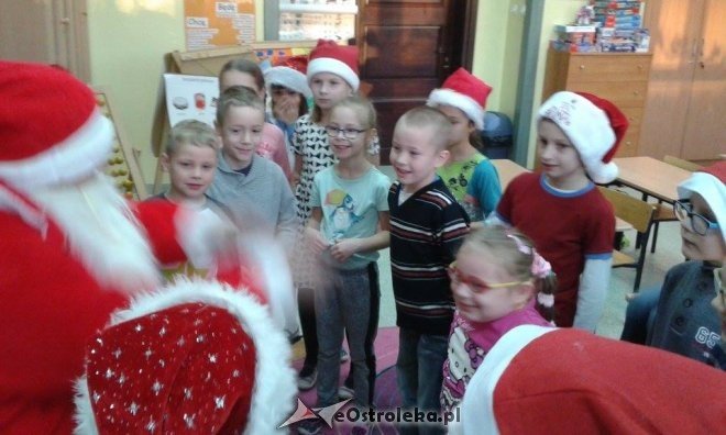 Mikołaj w Szkole Podstawowej nr 10 w Ostrołęce [09.12.2015] - zdjęcie #10 - eOstroleka.pl