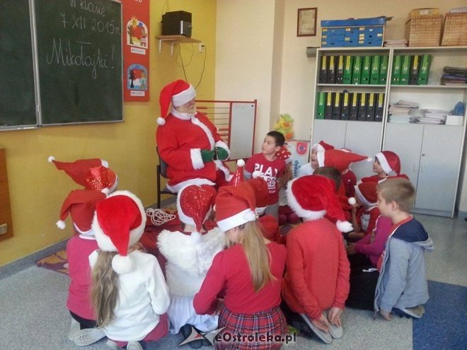 Mikołaj w Szkole Podstawowej nr 10 w Ostrołęce [09.12.2015] - zdjęcie #9 - eOstroleka.pl