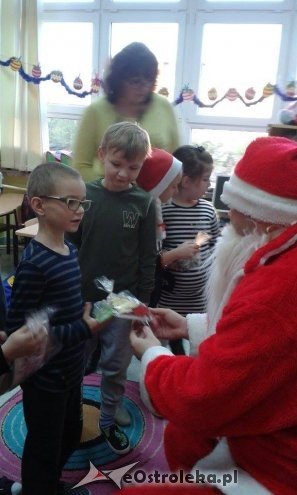 Mikołaj w Szkole Podstawowej nr 10 w Ostrołęce [09.12.2015] - zdjęcie #8 - eOstroleka.pl