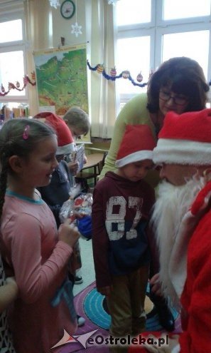 Mikołaj w Szkole Podstawowej nr 10 w Ostrołęce [09.12.2015] - zdjęcie #7 - eOstroleka.pl