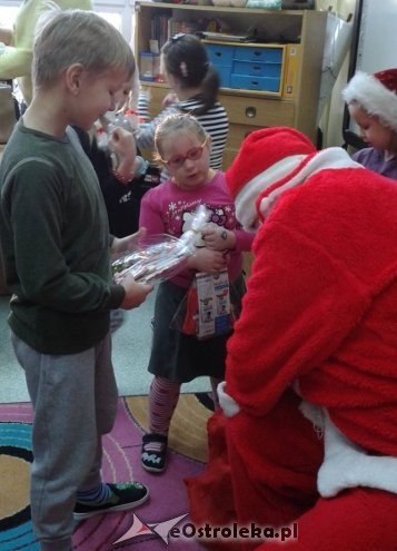 Mikołaj w Szkole Podstawowej nr 10 w Ostrołęce [09.12.2015] - zdjęcie #5 - eOstroleka.pl