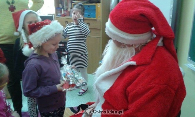 Mikołaj w Szkole Podstawowej nr 10 w Ostrołęce [09.12.2015] - zdjęcie #3 - eOstroleka.pl