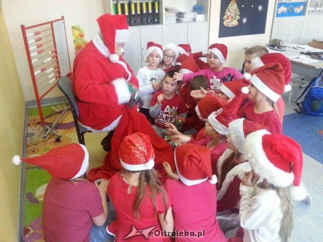 Mikołaj w Szkole Podstawowej nr 10 w Ostrołęce [09.12.2015] - zdjęcie #2 - eOstroleka.pl