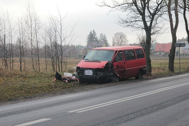 Wypadek w Zabrodziu: Po czołowym zderzeniu dwóch vw jedna osoba trafiła do szpitala [10.12.2015] - zdjęcie #1 - eOstroleka.pl