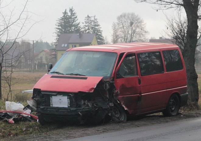 Wypadek w Zabrodziu: Po czołowym zderzeniu dwóch vw jedna osoba trafiła do szpitala [10.12.2015] - zdjęcie #2 - eOstroleka.pl