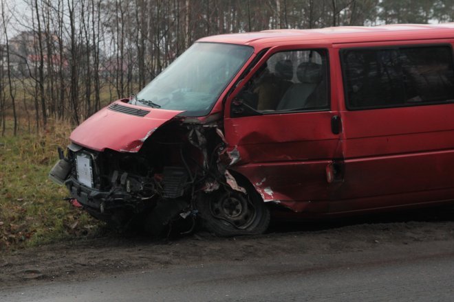 Wypadek w Zabrodziu: Po czołowym zderzeniu dwóch vw jedna osoba trafiła do szpitala [10.12.2015] - zdjęcie #3 - eOstroleka.pl
