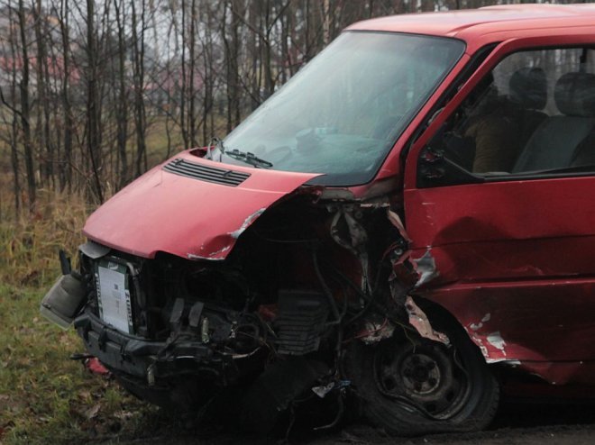 Wypadek w Zabrodziu: Po czołowym zderzeniu dwóch vw jedna osoba trafiła do szpitala [10.12.2015] - zdjęcie #4 - eOstroleka.pl
