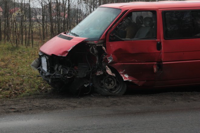 Wypadek w Zabrodziu: Po czołowym zderzeniu dwóch vw jedna osoba trafiła do szpitala [10.12.2015] - zdjęcie #5 - eOstroleka.pl
