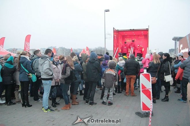 Tłumy ostrołęczan przywitały ciężarówkę Coca Coli z Mikołajem [09.12.2015] - zdjęcie #1 - eOstroleka.pl