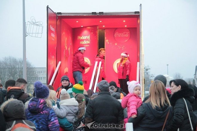 Tłumy ostrołęczan przywitały ciężarówkę Coca Coli z Mikołajem [09.12.2015] - zdjęcie #2 - eOstroleka.pl