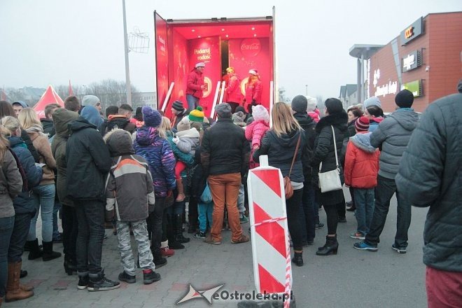 Tłumy ostrołęczan przywitały ciężarówkę Coca Coli z Mikołajem [09.12.2015] - zdjęcie #3 - eOstroleka.pl