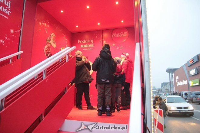 Tłumy ostrołęczan przywitały ciężarówkę Coca Coli z Mikołajem [09.12.2015] - zdjęcie #9 - eOstroleka.pl