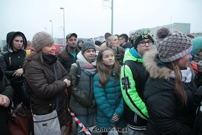 Tłumy ostrołęczan przywitały ciężarówkę Coca Coli z Mikołajem [09.12.2015] - zdjęcie #11 - eOstroleka.pl