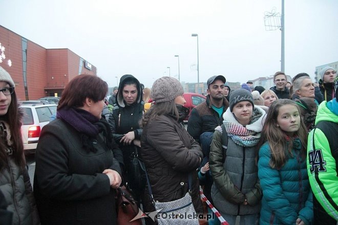 Tłumy ostrołęczan przywitały ciężarówkę Coca Coli z Mikołajem [09.12.2015] - zdjęcie #12 - eOstroleka.pl
