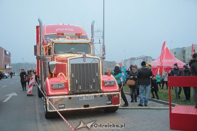 Tłumy ostrołęczan przywitały ciężarówkę Coca Coli z Mikołajem [09.12.2015] - zdjęcie #15 - eOstroleka.pl