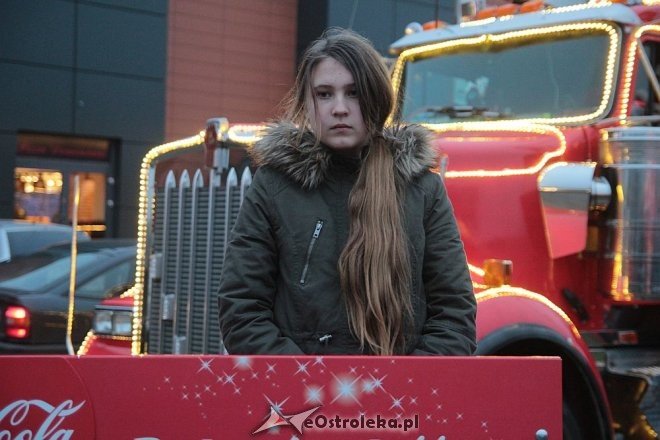 Tłumy ostrołęczan przywitały ciężarówkę Coca Coli z Mikołajem [09.12.2015] - zdjęcie #19 - eOstroleka.pl