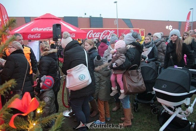 Tłumy ostrołęczan przywitały ciężarówkę Coca Coli z Mikołajem [09.12.2015] - zdjęcie #30 - eOstroleka.pl