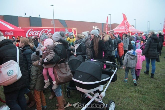 Tłumy ostrołęczan przywitały ciężarówkę Coca Coli z Mikołajem [09.12.2015] - zdjęcie #31 - eOstroleka.pl