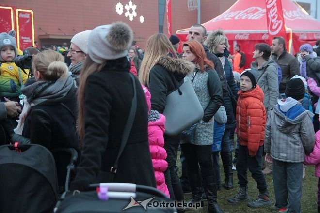Tłumy ostrołęczan przywitały ciężarówkę Coca Coli z Mikołajem [09.12.2015] - zdjęcie #32 - eOstroleka.pl