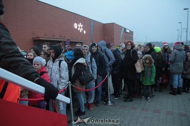 Tłumy ostrołęczan przywitały ciężarówkę Coca Coli z Mikołajem [09.12.2015] - zdjęcie #46 - eOstroleka.pl