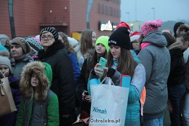 Tłumy ostrołęczan przywitały ciężarówkę Coca Coli z Mikołajem [09.12.2015] - zdjęcie #54 - eOstroleka.pl