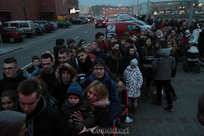 Tłumy ostrołęczan przywitały ciężarówkę Coca Coli z Mikołajem [09.12.2015] - zdjęcie #30 - eOstroleka.pl