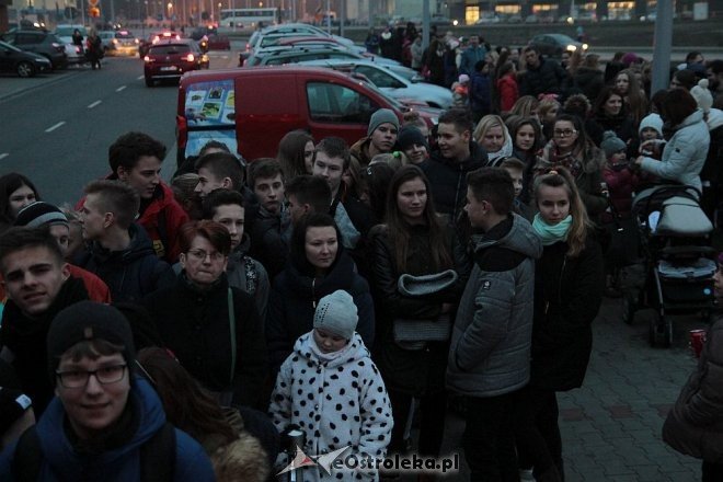 Tłumy ostrołęczan przywitały ciężarówkę Coca Coli z Mikołajem [09.12.2015] - zdjęcie #57 - eOstroleka.pl