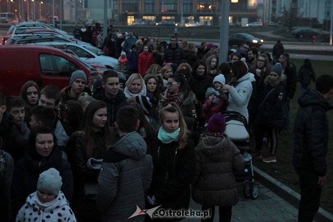 Tłumy ostrołęczan przywitały ciężarówkę Coca Coli z Mikołajem [09.12.2015] - zdjęcie #58 - eOstroleka.pl
