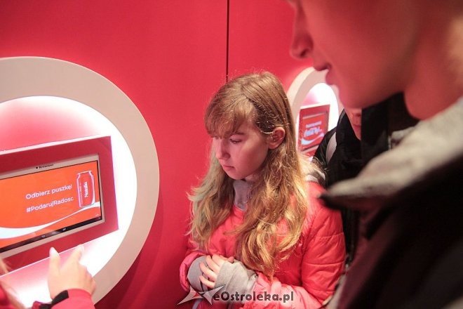 Tłumy ostrołęczan przywitały ciężarówkę Coca Coli z Mikołajem [09.12.2015] - zdjęcie #25 - eOstroleka.pl