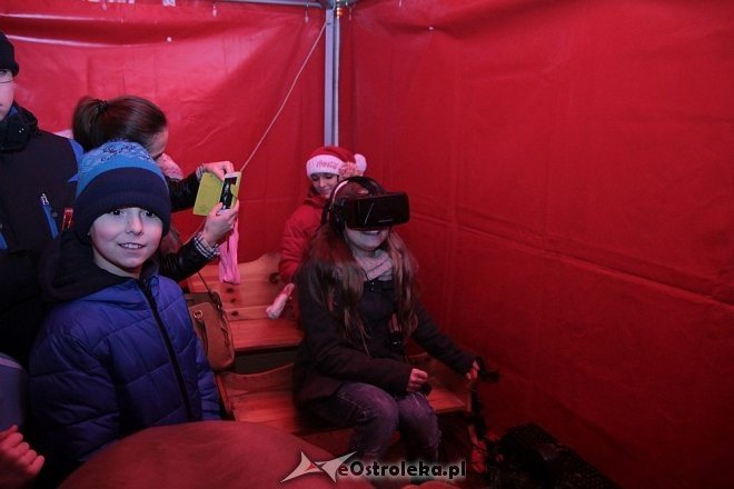 Tłumy ostrołęczan przywitały ciężarówkę Coca Coli z Mikołajem [09.12.2015] - zdjęcie #10 - eOstroleka.pl